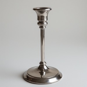 Portavelas de Navidad dorado rústico con detalles tradicionales, perfecto para decoraciones de temporada para el hogar inspiradas en el patrimonio - Product Image 2