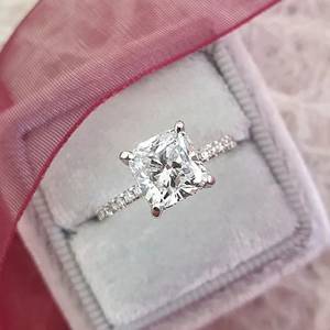 Bague solitaire Moissanite faite à la main en 2.20 carats totaux avec halo caché et demi-bande d'éternité idéale pour les vêtements de mariée - Product Image 1