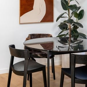 Chaise en onyx noir, chaise de salle à manger moderne de luxe en bois massif, siège minimaliste pour salle à manger 030 - Product Image 1