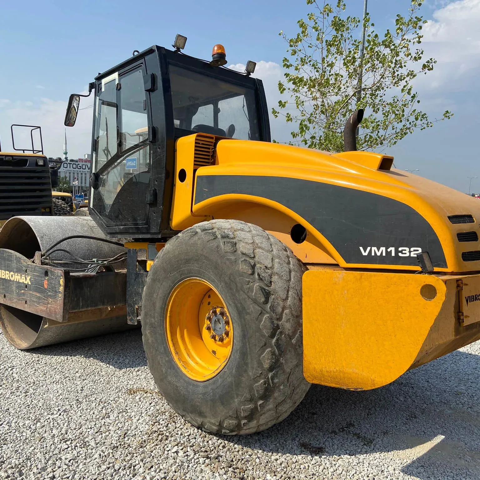 ใช้ไฮดรอลิก VM 132 เครื่องอัดแผ่นสั่น 100 HP ลูกกลิ้งสั่นสะเทือนกลองเดี่ยว Jcb 116 เครื่องอัดดินสําหรับการบดอัด 1135