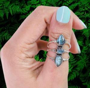 Bague de mariage unisexe en argent 925 fait à la main classique pierre précieuse labradorite naturelle trois pierres coupe ovale poire coupe lunette réglage fête - Product Image 2