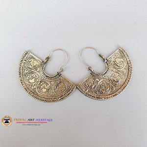Boucles d'oreilles en laiton demi-lune gravées à la main du patrimoine tribal traditionnel Conception personnalisée pour les commandes en gros - Product Image 2