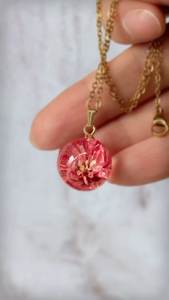 Collier en résine Éternelle Fleurie, Pendentif Résine Rêve de Pétales, Collier Souffle du Jardin, Pendentif Résine Éclat Floral, Résine Goutte de Nature - Product Image 3