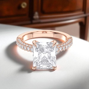 Radiant & Cut-Anillo de compromiso solitario de diamantes cultivados en laboratorio de calidad de 5,55 quilates, Juego de puntas en oro macizo para mujer - Product Image 4