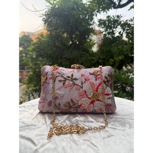 AZIZA FASHION DREAM กระเป๋าคลัทช์ประดับลูกปัดลายดอกไม้พร้อมสายโซ่ปิดฝาปิดกระเป๋าถืองานแฮนด์เมดสำหรับงานปาร์ตี้ตอนเย็น - Product Image 1