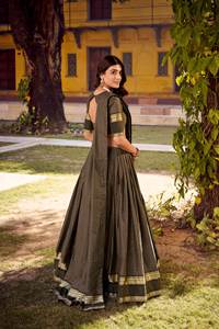 Set Lehenga Choli Tradizionale da Donna in Cotone Chettinad Verde Oliva, Lunghezza a Terra, con Blusa a Quadri e Bordo Dorato, Protezione Solare, Stile Etnico - Product Image 2