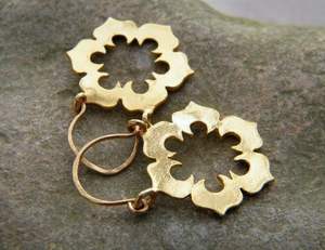 ต่างหูทองเหลืองสำหรับผู้หญิงที่มีการแกะสลักอย่างละเอียดและเรืองแสงสีทองเหมาะสำหรับงานเฉลิมฉลองและงานต่างๆ - Product Image 4