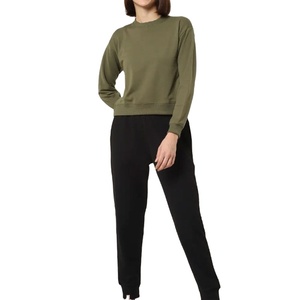 Sudadera de cuello redondo de forro polar transpirable de color liso sin forro con bolsillo frontal y hombros caídos para mujer, 100% algodón, ideal para invierno. - Product Image 1