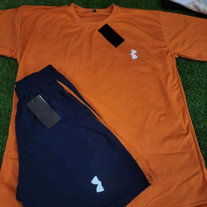 T-shirt en maille respirante personnalisable avec logo sur mesure, style urbain, coupe ajustée, méthodes d'impression sérigraphique et hydrographique, haut de gamme - Product Image 1