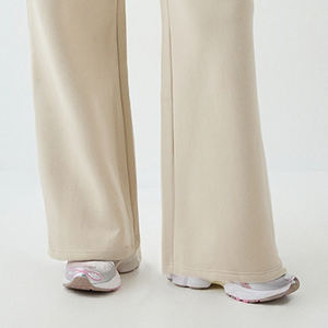 Prix avantageux pour les acheteurs en gros : Haut à capuche court pour femme, design élégant de haute qualité, survêtement avec fermeture éclair et tissu doux - Product Image 4