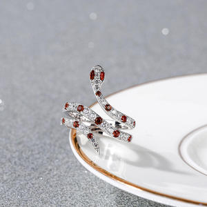 แหวนค็อกเทลรูปงูเงินแท้จาก Jeulia ชุบโรเดียมพร้อมประดับด้วยทอง 18K - Product Image 2