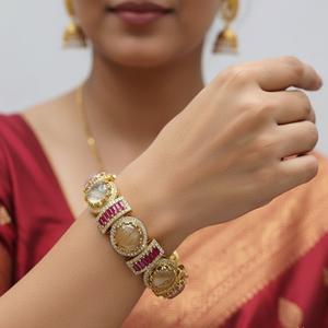 Bracelets de design de qualité supérieure en or et pierre polonaise Look au design exclusif Collection de vêtements de mariage pour femmes filles - Product Image 1