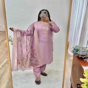 Elegante ropa de fiesta Kurti Pant Set Handwork Neck, Gadwal Fabric, Printed Jacquard Dupatta & Lace Pant - Product Image 1