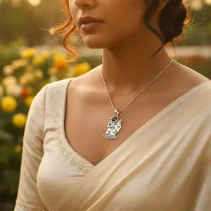 Colgante de Gato Egipcio Chapado en Rodio con Piedras Preciosas Azules (Tendencia Esmeralda y Circonio) - Product Image 2