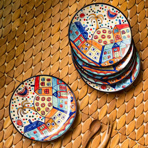 Ensemble de 6 assiettes quartiers 'The Hut Family' en céramique multicolores peintes à la main avec motif de cabane, 17,8 cm, collection fabriquée en Inde - Product Image 3