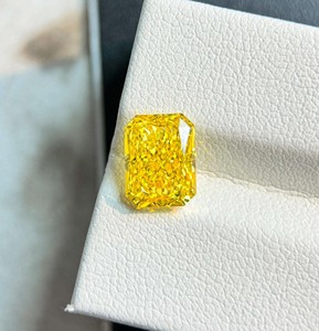 Diamantes sueltos de color amarillo con corte esmeralda cultivado en laboratorio de 3,0 CT, certificados por IGI con certificado - Product Image 3