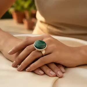 Anillo Clásico de Plata con Incrustaciones Geométricas para Mujer - Joyería de Diseño - Product Image 2