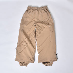 Pantalones de Nieve Acolchados Estilo Super Holgado en Color Beige con Acabado Impermeable, Bolsillos con Cremallera Segura y Puños Ajustables en las Piernas - Product Image 2