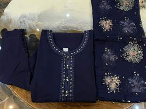Hermoso Conjunto de Fiesta Listo para Usar de Chifón Puro 2025, Camisa Larga con Escote Bordado a Mano y Dupatta, Estilo Indio Pakistaní - Product Image 4