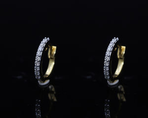 Pendientes de aro de oro blanco refinado de 14 quilates con diamantes redondos naturales Ajuste elegante de pavé Accesorio de lujo atemporal elegante - Product Image 3