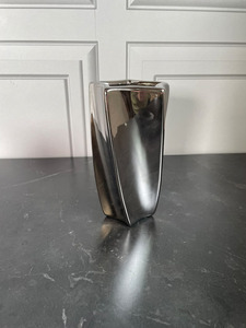 Vase contemporain moderne fait à la main en aluminium Arrangements floraux en acier inoxydable et laiton élégants pour les accents d'intérieur de maison - Product Image 2