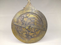 Astrolabe vintage de haute qualité en laiton antique, plaque de calendrier arabe, calendrier persan en laiton, horloge de table gravée, vintage persan