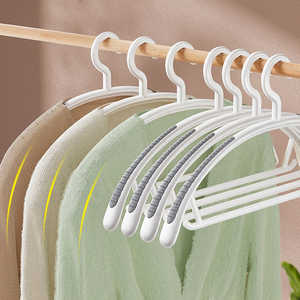 10 Cintres en plastique anti-marquage, anti-déformation et antidérapants pour un séchage et un rangement efficaces de vos vêtements dans votre placard - Product Image 4