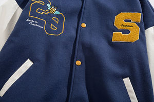 เสื้อแจ็คเก็ตวาร์ซิตี้สำหรับผู้ชายไซส์ใหญ่ สไตล์วิทยาลัย ปักโลโก้ได้ตามต้องการ ทรงเข้ารูป คุณภาพสูง ผ้าขนสัตว์/โพลีเอสเตอร์แบบสองด้าน สั่งทำได้ ขายส่ง - Product Image 3