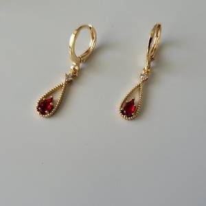 Boucles d'oreilles créoles Huggie en argent sterling 925 plaqué or avec breloque rubis rouge, style vintage mignon, cadeau de fête pour femme - Product Image 1