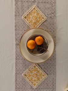 Camino de Mesa de Lona Premium de Doble Capa con Estampado Floral, Borlas y Estilo Damasco Beige para Comedor - Product Image 6