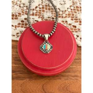 Colgante Artesanal Navajo con Incrustaciones de Piedras Variadas y Plata de Ley, Amuletos Únicos y Elegantes - Product Image 1