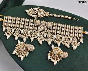 Collar de Gargantilla con tachuelas Kundan chapado en oro antiguo con gota de perla, pendiente y Maang Tikka Set Conjunto de boda tradicional para mujer - Product Image 5