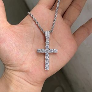 Nuevo colgante de Hip Hop cruzado de último estilo en plata de ley 925 y completamente tachonado con diamantes de moissanita de corte brillante redondo - Product Image 4