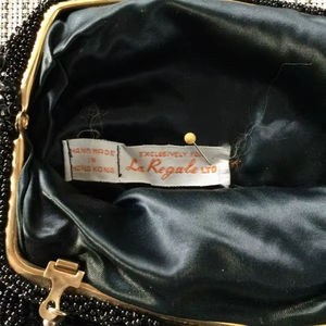 กระเป๋าใส่เหรียญประดับลูกปัดแบบคลาสสิกกระเป๋าแต่งหน้าประดับด้วยลูกปัดมุกและเพชรของขวัญสำหรับงานแต่งงานหรือปาร์ตี้สำหรับผู้หญิง - Product Image 1