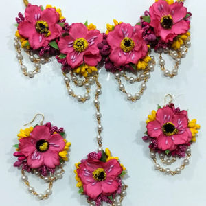Conjunto de joyería nupcial floral rosa con collar de perlas pendientes y Maang Tikka hecho a mano Haldi Mehendi Baby Shower y festivo - Product Image 1