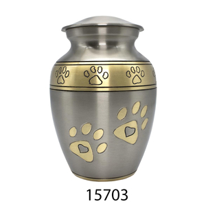 Urna Funeraria Premium de Latón para Mascotas con Motivo de Huella Impresa, Perfecta para Preservar Recuerdos Preciosos de Perros y Gatos - Product Image 3
