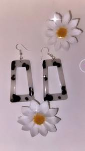 ต่างหูอะคริลิคเรซิ่นแฟชั่นสำหรับผู้หญิง งานแฮนด์เมดประดับดอกไม้แห้ง เครื่องประดับแฮดิคราฟท์ คัดสรรอย่างดี สีและขนาดตามสั่ง ราคาดีที่สุด - Product Image 4