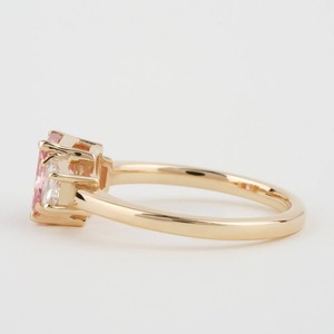 แหวนเพชรรูปทรงเรเดียนท์สีชมพู น้ำหนักรวม 1.40 กะรัต ออกแบบด้วยเพชร CVD สีชมพูแฟนซี ระยิบระยับ สวยงาม - Product Image 5