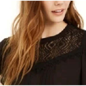 Top nero con maniche a volant e finiture in pizzo di American Rag Junior, taglia Small - Top in maglia da donna - Product Image 2