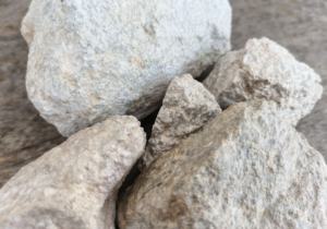 Les morceaux réfractaires de pyrophyllite stabilisent le volume pendant les cycles de chauffage, empêchant l'écaillage et l'usure prématurée dans les foyers de four. - Product Image 3