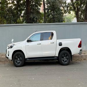 Toyota Hilux Pick-up Diesel 4x4 Double Cabine d'Occasion avec Sièges en Cuir Intérieur Sombre Pneus R17 Volant à Gauche - Product Image 2