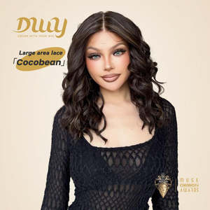 Perruque synthétique bouclée Lace Front Cocobean-DWY 13x6 à raie libre, marron avec mèches blondes - Product Image 4