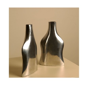 Elegante escultura de aluminio fundido inspirada en formas orgánicas, diseño pensado y expresión artística atemporal. - Product Image 2