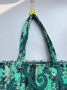 Sac de créateur pour femme réversible en soie coton Kantha matelassé à motif floral sac fourre-tout décontracté à fermeture ouverte à deux poignées - Product Image 3