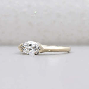 Bague de fiançailles solitaire en diamant de laboratoire taille marquise East West, certifiée IGI, plaquée rhodium, style tendance, or jaune pour - Product Image 3