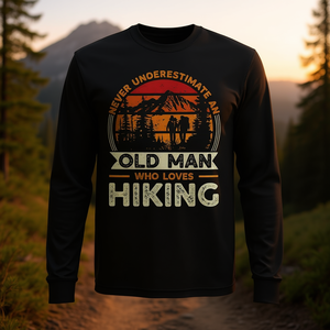 T-shirt vintage à manches longues pour la randonnée. N'underestimatez jamais la puissance d'un vieil homme pour qui aime la grande nature. - Product Image 3