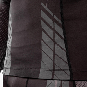 Rashguards de surf personnalisés pour hommes, manches longues, qualité supérieure, en spandex/polyester. - Product Image 4