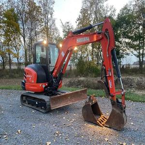 Mini-excavatrice Kubota KX040-4 avec un cadre robuste, une puissance hydraulique élevée et un design ergonomique disponible - Product Image 1