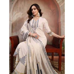 ชุดคุรตะผ้าฝ้ายสีขาวสำหรับผู้หญิง พร้อมผ้าคลุมไหล่ปักลาย แขนสามส่วน - Product Image 4