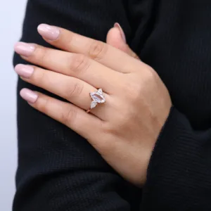 Anillo de Compromiso con Diamante Cultivado en Laboratorio con Tres Piedras - Product Image 5